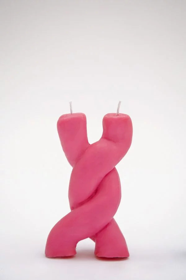 Vela Encontro artesanal na cor rosa isolada em fundo claro