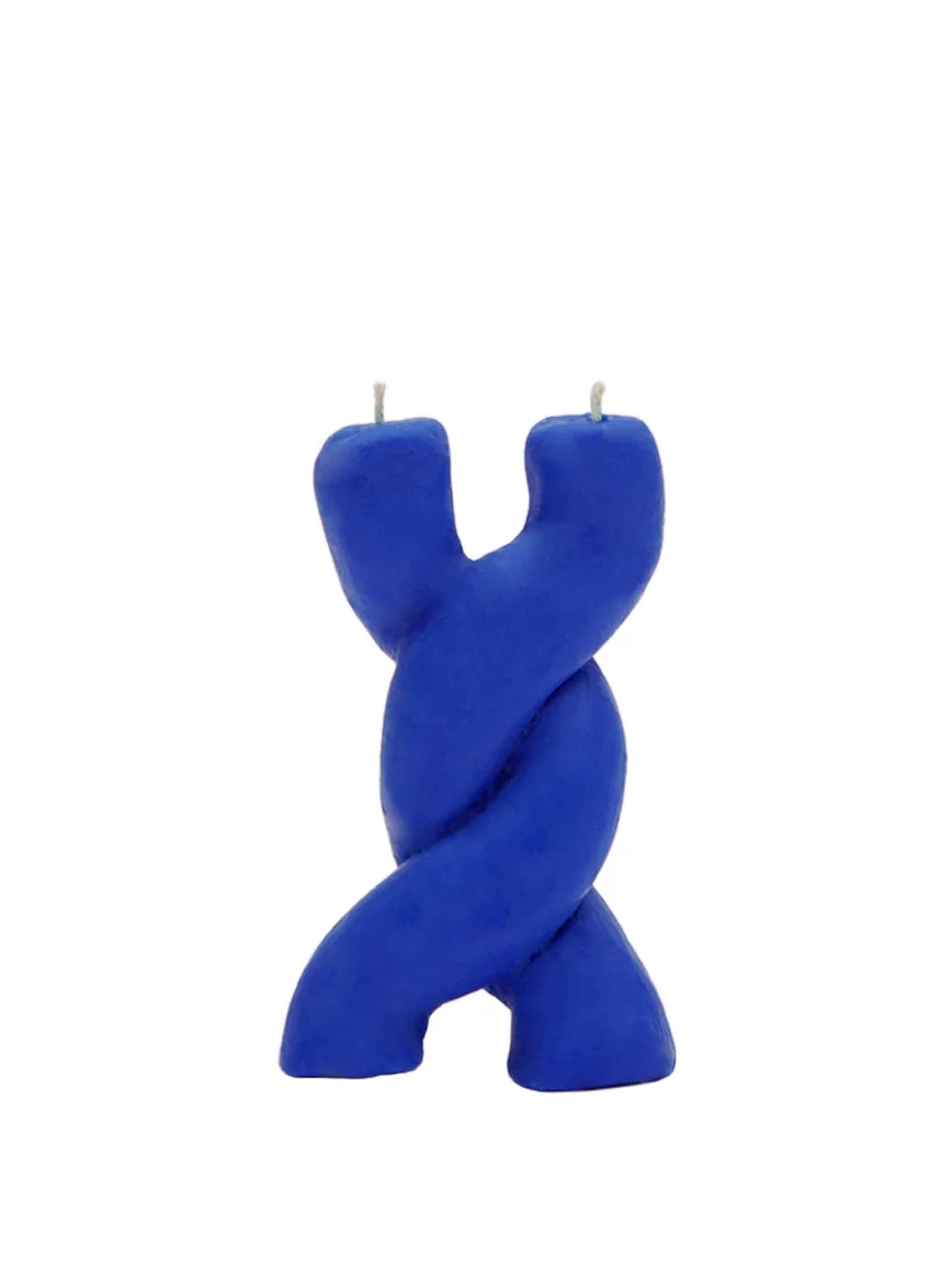 Vela Encontro artesanal na cor azul isolada em fundo branco